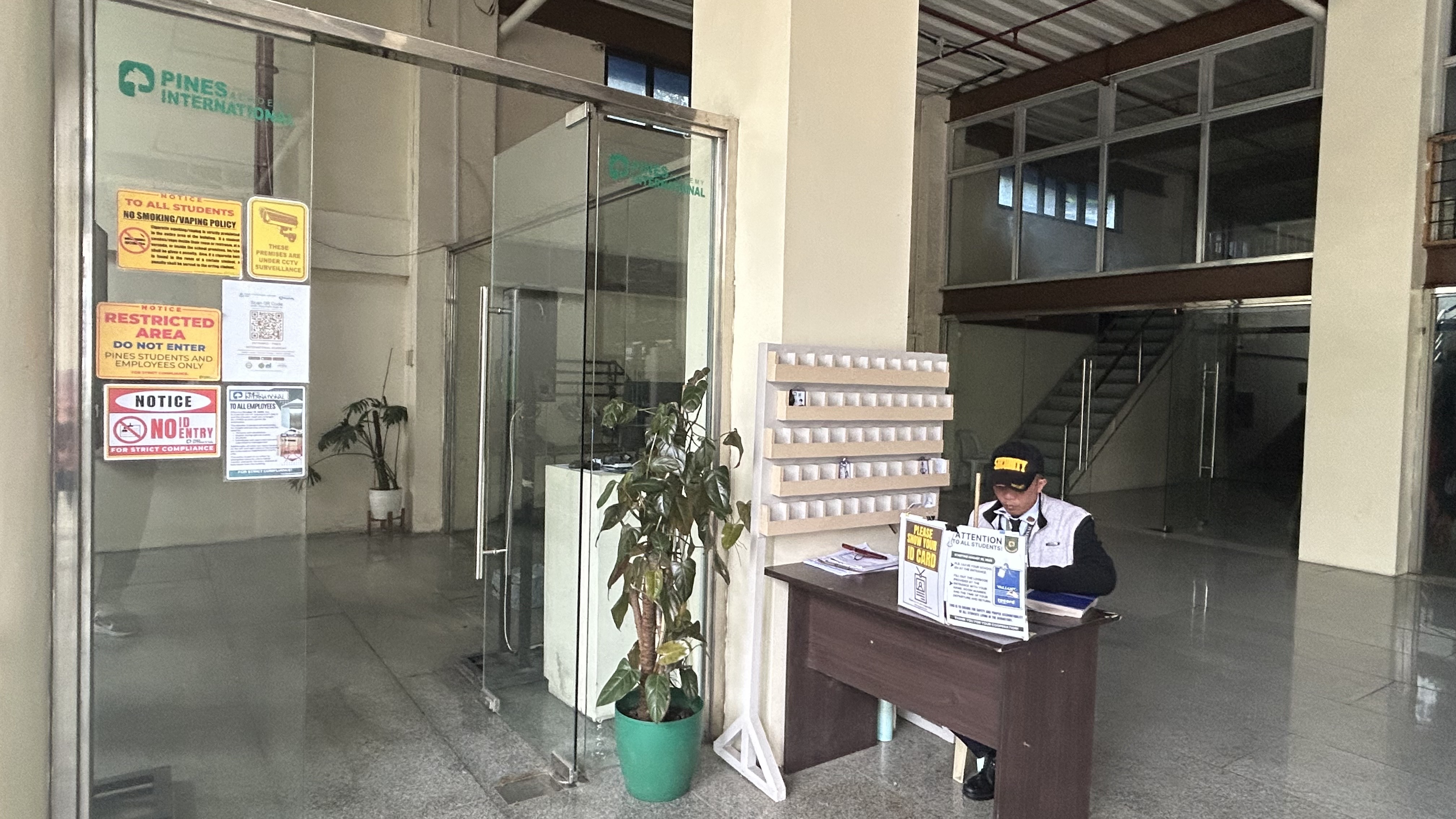 PINESメイン入口セキュリティ