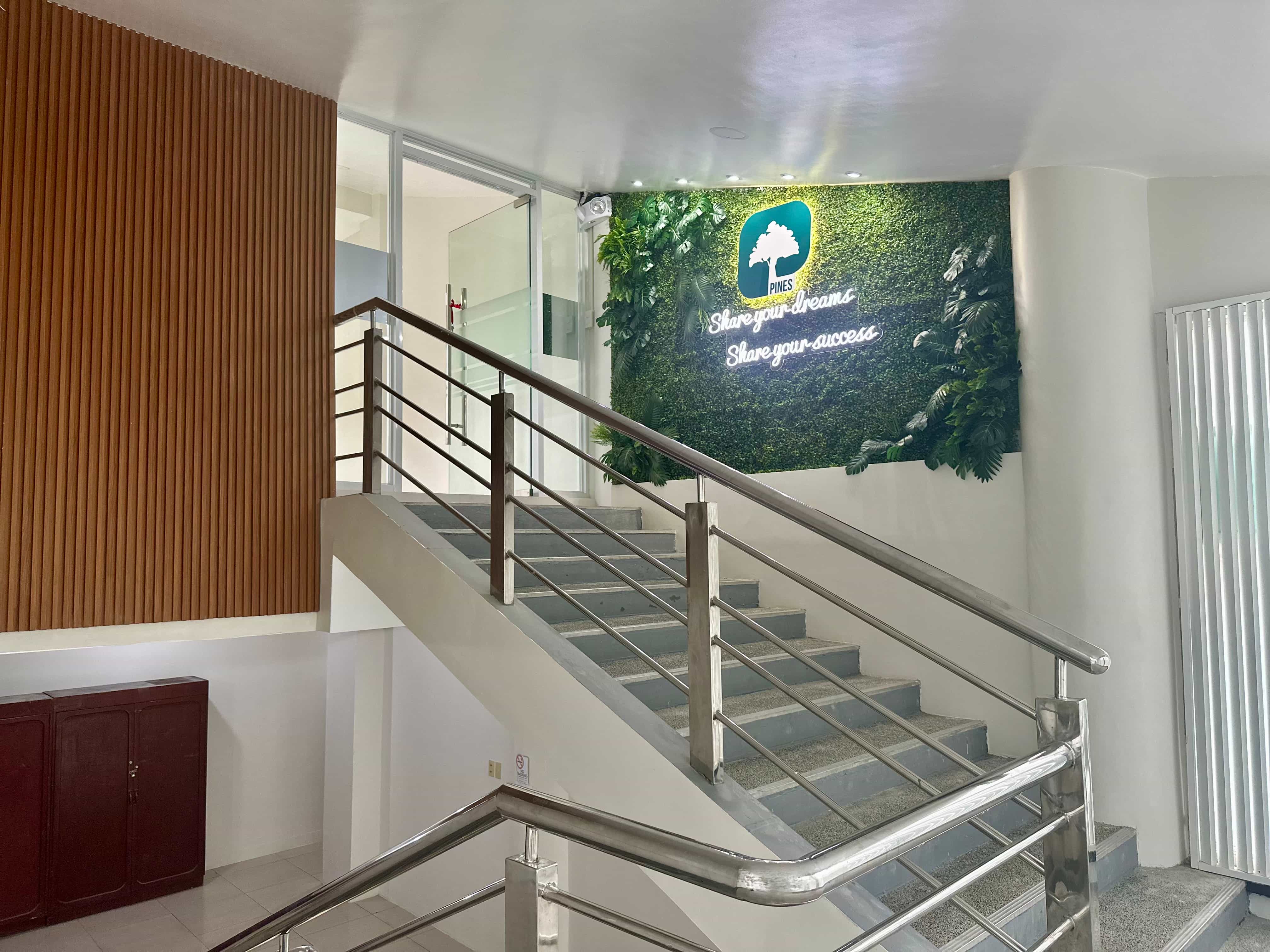PINESメイン階段