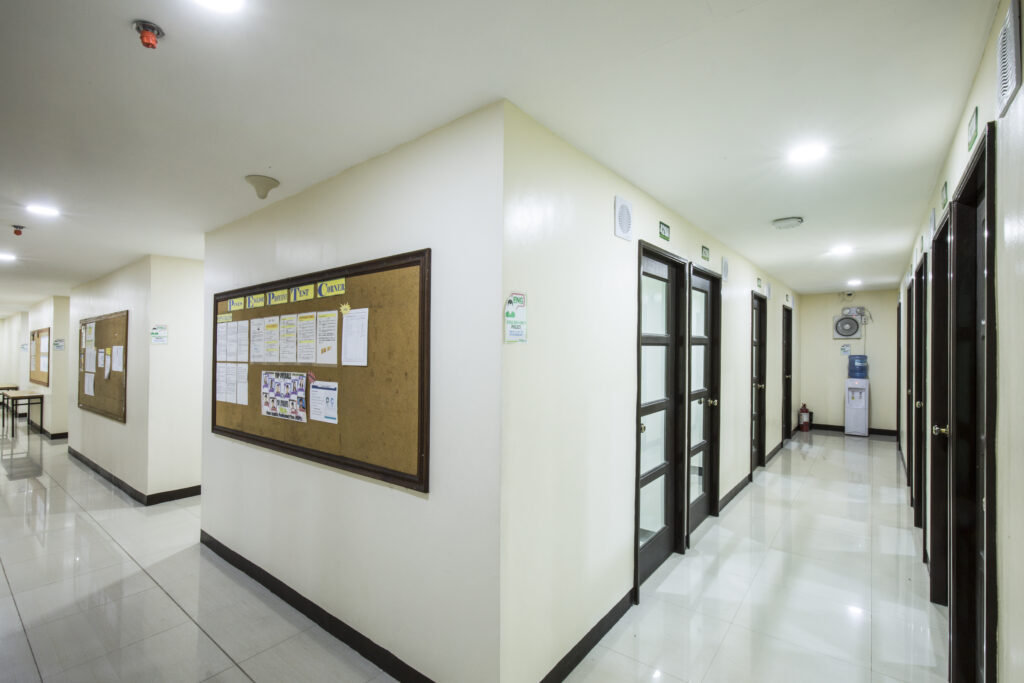 PINESメイン廊下