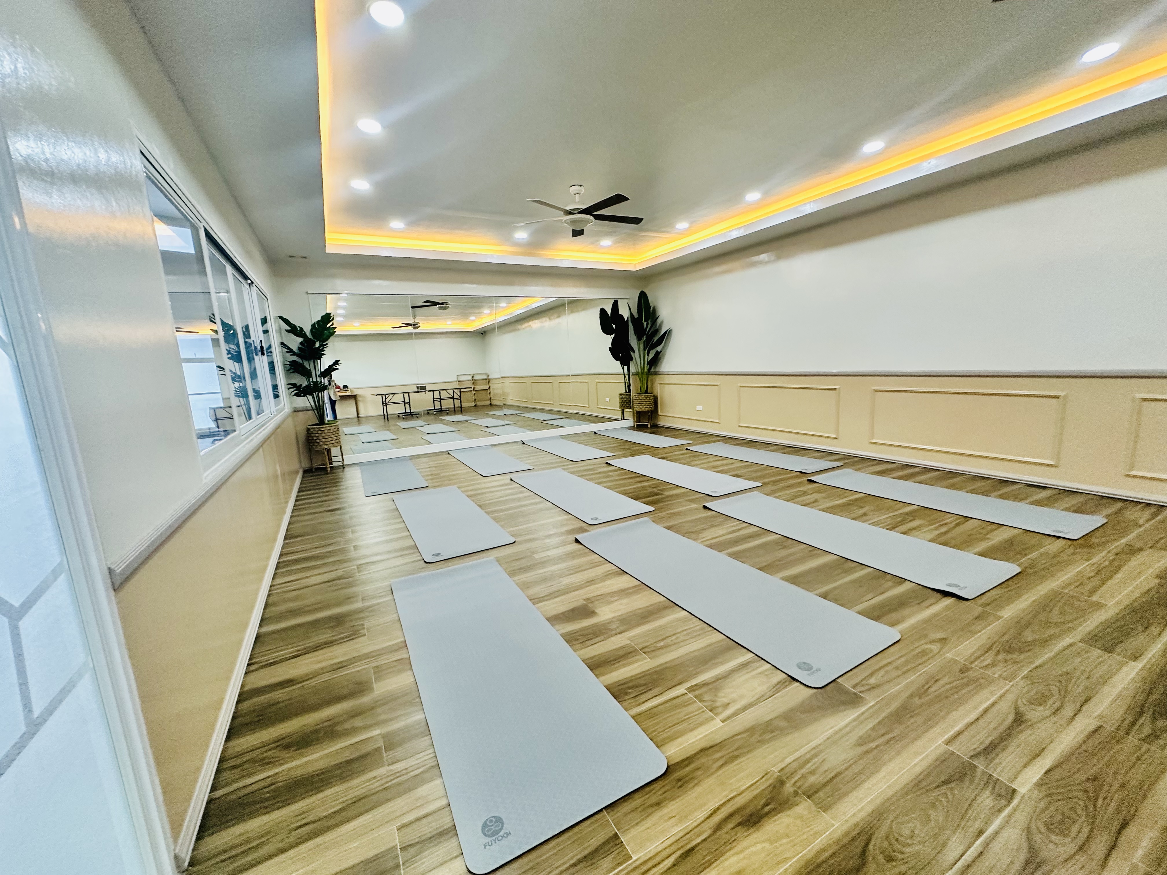 PINESメインヨガルーム