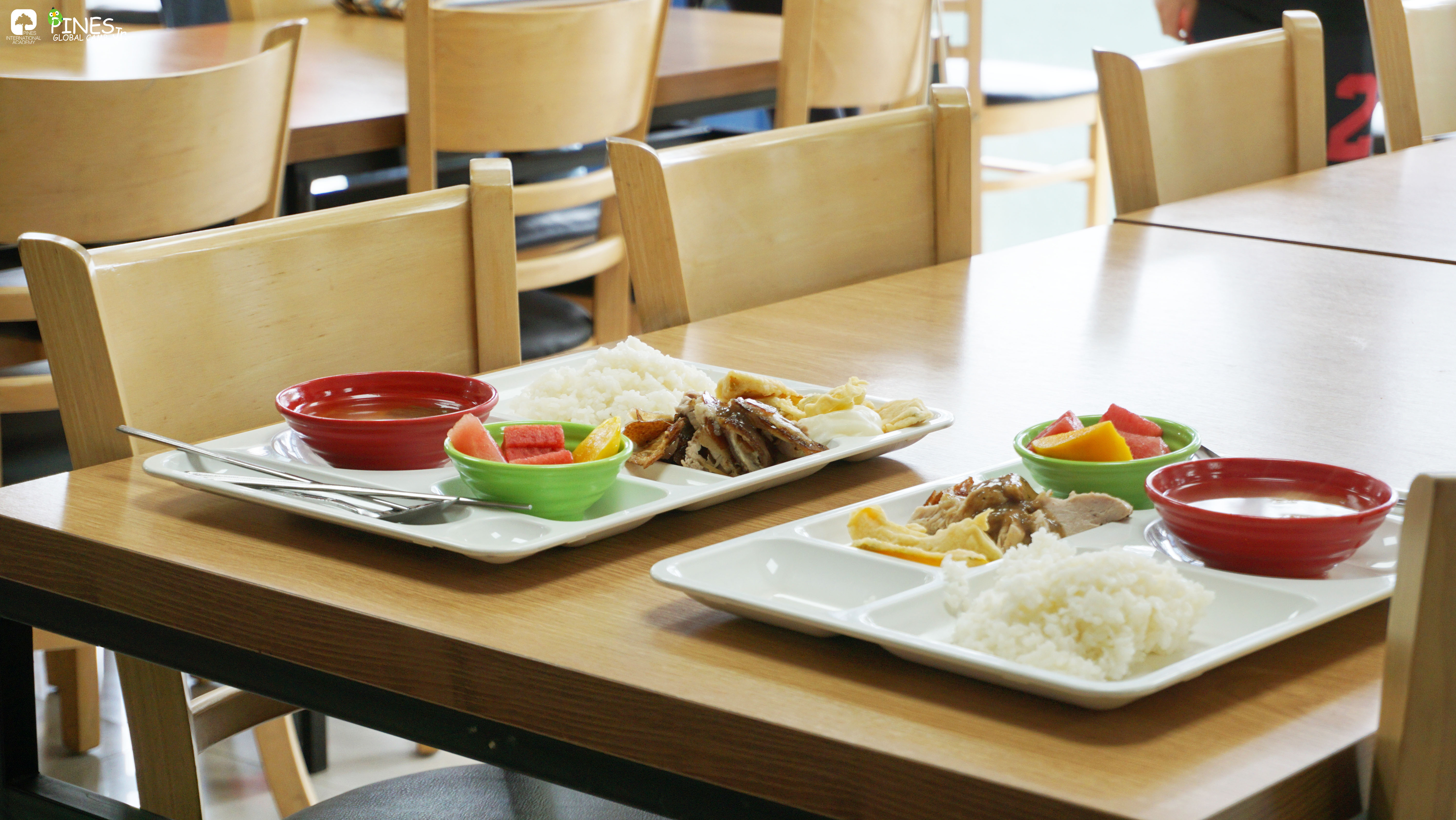 PINESメイン食事