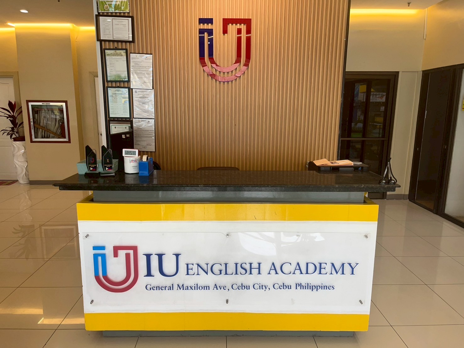 IU English フロント