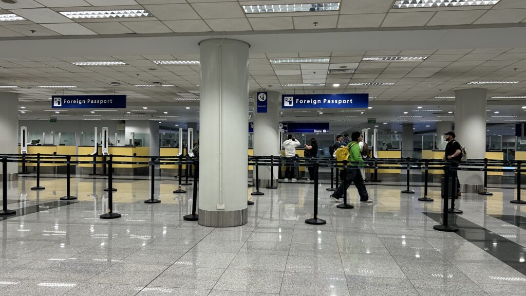 マニラ空港入国審査列