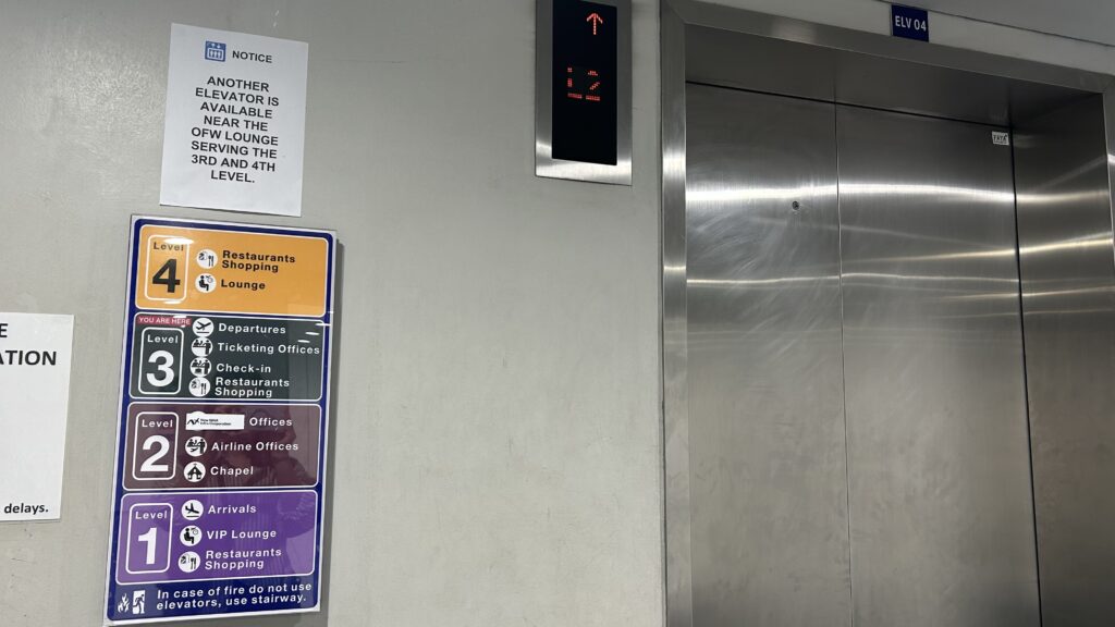 マニラ空港内エレベーター